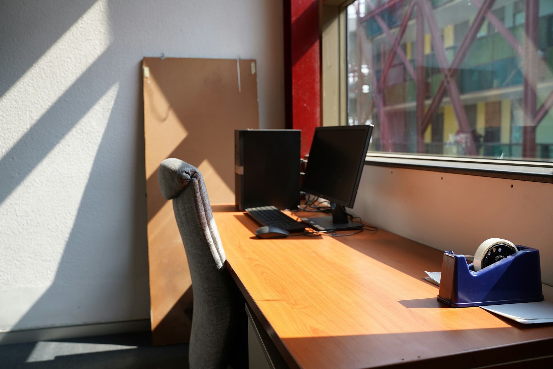 Professional workstation context: two computing positions side by side.