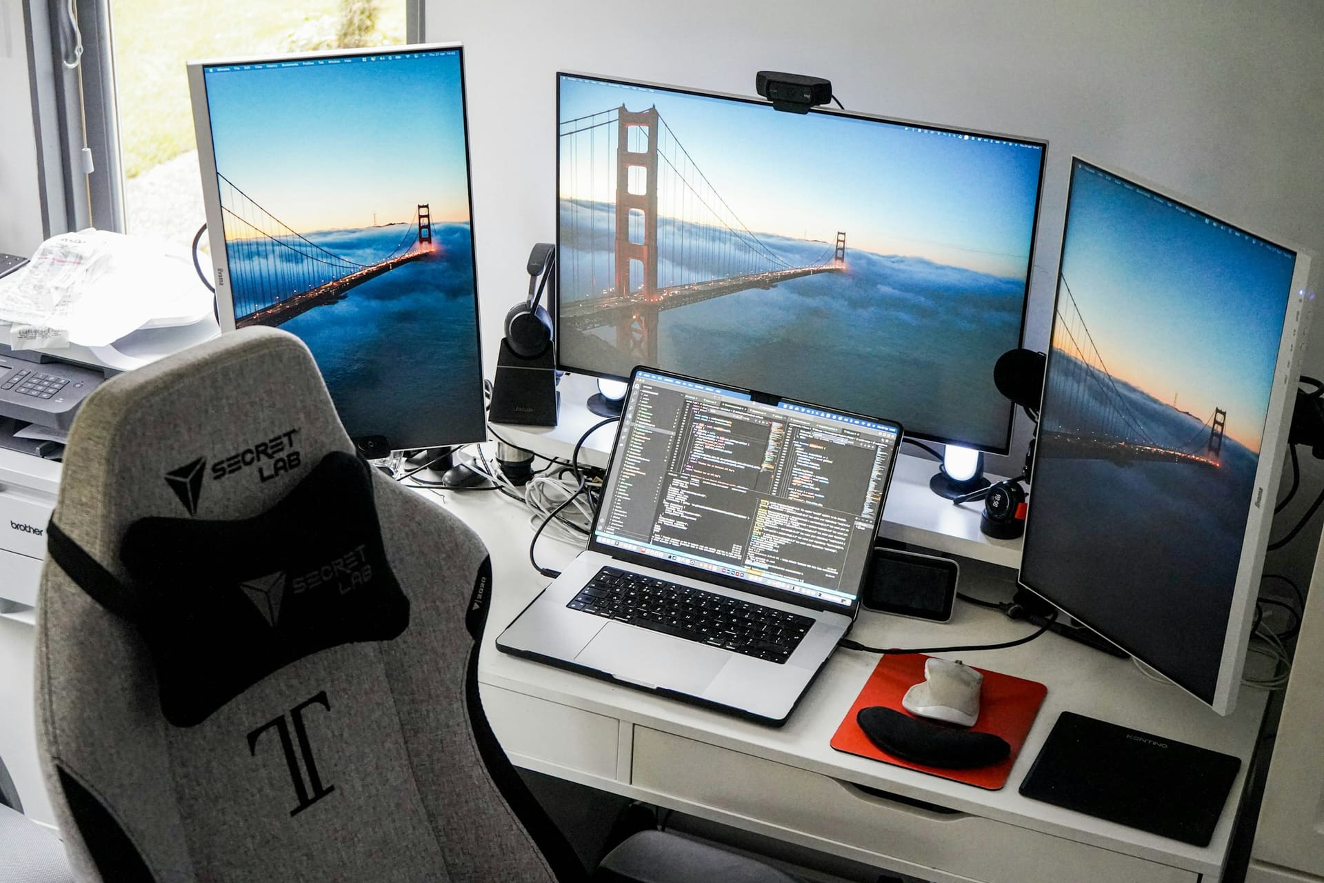 Professional workstation context: a workstation using several displays side by side.